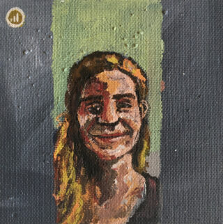 Ein gemaltes Porträt einer lächelnden Person mit langen Haaren, vor einem grünen vertikalen Streifen auf einem dunklen strukturierten Hintergrund.