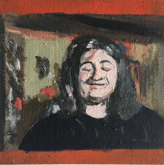 Ein Gemälde einer Person mit langem, dunklem Haar, einem schwarzen Hemd, geschlossenen Augen und einem Lächeln vor einem gedämpften Hintergrund in Rot- und Brauntönen.