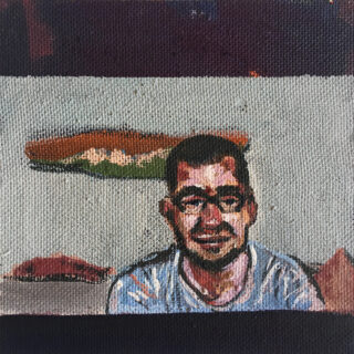 Ein gemaltes Porträt eines Mannes mit kurzen Haaren und Brille, der vor einer Wand mit abstrakten Formen oder Landschaften im Hintergrund sitzt.