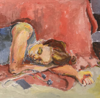 Ein Gemälde einer Frau, die auf der Seite liegt, ihr Kopf ruht auf ihrem Arm, vor einer roten Decke, mit blauen Blumen neben ihrer Hand.