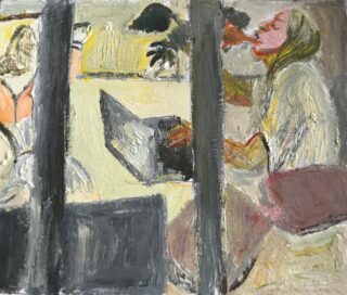 Ein impressionistisches Gemälde von zwei Personen, die an einem Tisch sitzen, einer benutzt einen Laptop und der andere trinkt, betrachtet durch vertikale Fenstergitter.