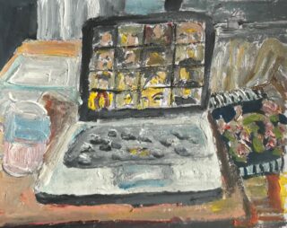 Ein Gemälde eines Laptops mit einem Videoanrufraster, mit einem Glas Wasser und einem Notizbuch auf einem Schreibtisch.