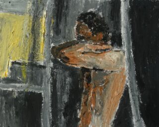 Strukturiertes Gemälde einer nackten Figur, die mit erhobenen Armen dasteht und den Blick abwendet, in Erdtönen mit einem gelben Quadrat und dunkelgrauem Hintergrund.