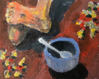 Ein strukturiertes Gemälde eines Fußes neben einer blauen Schüssel mit einem Löffel auf einer rotbraunen Oberfläche, verziert mit gelben und roten blumenähnlichen Mustern.