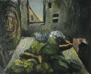 Ein schwach beleuchteter Raum mit einem Bett, einer liegenden Gestalt, grünen Decken, einem Fenster mit einer roten Linie draußen und abstrakten kreisförmigen Mustern an der linken Wand.