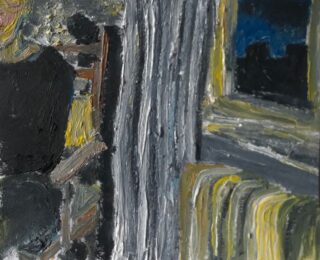 Ein abstraktes Gemälde, das eine Figur zeigt, die auf einem Stuhl neben einem Fenster in Blau- und Gelbtönen und einem gestreiften Vorhang sitzt.