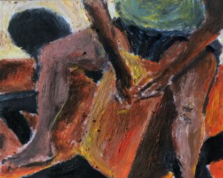 Eine Person sitzt und spielt mit beiden Händen eine Trommel; das Gemälde verwendet kräftige, strukturierte Pinselstriche und erdige Farben.