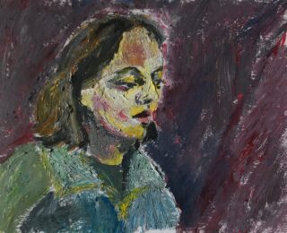 Ein abstraktes Gemälde einer Frau mit kurzen dunklen Haaren, die ein grünes Hemd trägt, vor einem dunklen, strukturierten Hintergrund mit roten und violetten Farbtönen.