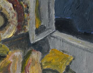 Nahaufnahme eines abstrakten Ölgemäldes, das eine Fensterecke, strukturierte Pinselstriche und Gelb-, Grau- und gedämpfte Rottöne zeigt.
