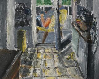 Ein impressionistisches Gemälde eines sonnendurchfluteten Raumes mit gefliestem Boden, einer offenen Tür und einer Person, die auf einem gelben Stuhl neben einem Fenster sitzt, draußen ist Grün.