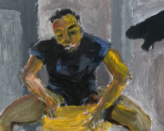 Ein abstraktes Gemälde einer Person mit brauner Haut, die mit gespreizten Beinen dasitzt, sich nach vorne beugt und auf einen gelben Gegenstand in ihrem Schoß hinunterblickt, vor einem grau-blauen Hintergrund.