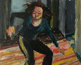 Ein Gemälde einer Person in dunkler Kleidung mitten in Bewegung auf einem gestreiften Boden in einer Innenumgebung, mit verschwommenen Gesichtszügen und energischen Pinselstrichen.