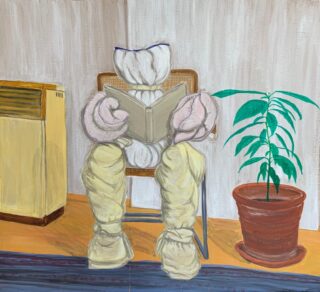 Eine Figur aus Kissen sitzt auf einem Stuhl und liest ein Buch, neben einer Topfpflanze und einem gelben Heizkörper vor einer beigen Wand.