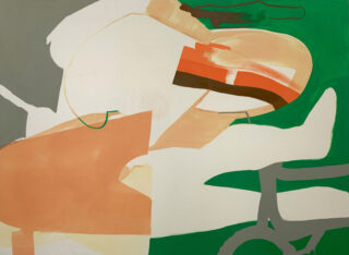 Abstraktes Gemälde mit überlappenden Formen in Beige, Orange, Grün und Weiß, das einer fragmentierten Figur auf einem Fahrrad vor grünem Hintergrund ähnelt.