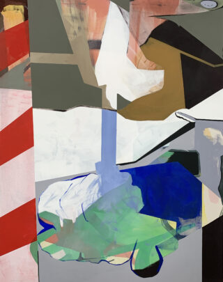 Ein abstraktes Gemälde mit geometrischen Formen und kräftigen Farben, mit markanten Bereichen in Grün, Blau, Weiß und Braun, die links von roten diagonalen Streifen durchzogen sind.