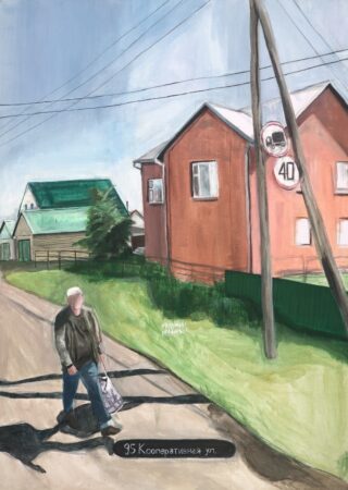 Ein älterer Mann überquert eine Vorstadtstraße mit Häusern und einem Tempolimit-Schild. Auf dem Straßenschild steht „Kooperativnaja ul. 95“. Stromleitungen verlaufen darüber.