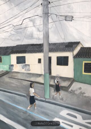 Eine gemalte Szene von zwei Schulkindern, die auf einem Bürgersteig in der Nähe eines Strommastes gehen, mit einem grün-beigen Haus und Stromleitungen im Hintergrund.