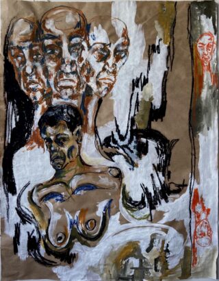 Ein Mixed-Media-Kunstwerk mit überlappenden abstrakten Gesichtern und einem teilweise gerenderten Torso in Erdtönen, Schwarz und Weiß auf braunem Papier.
