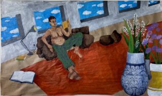 Eine Person ohne Hemd und grün gestreiften Hosen liest ein Buch auf einem braunen Sofa in einem Raum mit einem roten Teppich, einer großen Blumenvase, einer Lampe, einem offenen Buch und Fenstern, durch die ein blauer Himmel mit Wolken zu sehen ist.