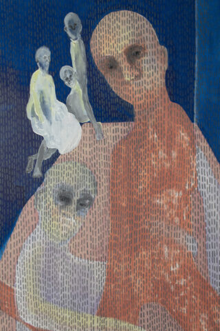 Ein Gemälde mit vier menschenähnlichen Figuren, zwei in Grau- und Weißtönen und zwei in Erdtönen, vor einem blauen Hintergrund mit vertikalen Strichen, die die Szene überlagern.