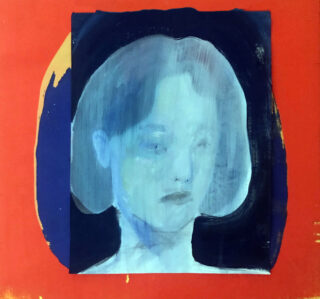 Ein gemaltes Porträt einer Person mit neutralem Ausdruck, wiedergegeben in Blautönen, ist auf einem abstrakten Hintergrund in Rot und Dunkelblau zentriert.