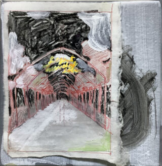 Abstraktes Mixed-Media-Kunstwerk, das einen Tunnel oder Flur mit roten Linien, einer gelben Mittelform und schwarzen, grauen und weißen strukturierten Bereichen darstellt.