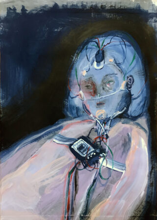 Eine bemalte Figur liegt vor einem dunklen Hintergrund im Bett, an Kopf und Brust sind medizinische Kabel und Sensoren angebracht, sie trägt eine Sauerstoffmaske.