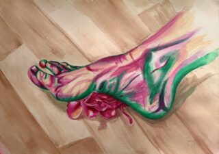 Ein Gemälde eines Fußes, der auf eine rote Blume tritt, wobei grüne und rosa Streifen den Fuß hervorheben, vor dem Hintergrund eines Holzbodens.