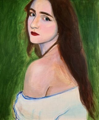 Ein gemaltes Porträt einer Frau mit langen braunen Haaren, blasser Haut und roten Lippen, die vor einem grünen Hintergrund über ihre Schulter blickt. Sie trägt ein schulterfreies weißes Top.
