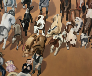 Eine Gruppe Kühe und Kälber bewegt sich über einen braunen Grund, während im Vordergrund zwei Menschen und ein Kind auf dem Boden liegen. Die Szene ist stilisiert und abstrakt gemalt.