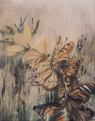 Ein Gemälde von zwei Monarchfaltern, die auf oder in der Nähe von hellgelben Blumen sitzen, mit einem abstrakten, strukturierten Hintergrund.