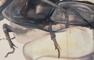 Ein realistisches Gemälde eines großen schwarzen Käfers, der auf einer blassen, menschenähnlichen Oberfläche steht, mit sichtbaren Beinen und strukturierten Panzerdetails.