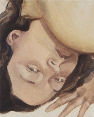 Eine Nahaufnahme einer kopfüber liegenden Person, deren Gesicht, Hand und ein Teil des Oberkörpers sichtbar sind, wiedergegeben in weichen, gedämpften Tönen.