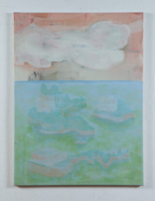 Abstraktes Gemälde mit einer großen, blassen Wolke über einem blauen Horizont mit undeutlichen grünen und beigen landähnlichen Formen darunter, alles in sanften, gedämpften Farben dargestellt.