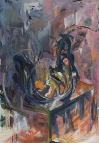 Ein abstraktes Gemälde mit einer Schüssel Gemüse auf einem Tisch mit wirbelnden, ausdrucksstarken Pinselstrichen in dunklem Grün, Orange und gedämpftem Lila.