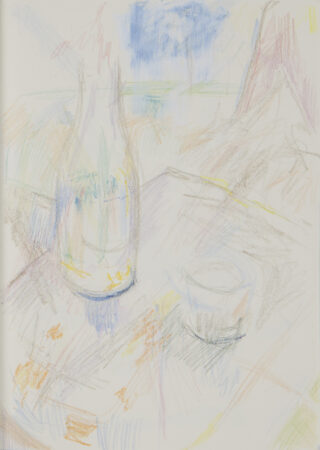 Eine lockere Pastellskizze einer Flasche und einer Tasse auf einem Tisch, mit schwachen Umrissen von Bäumen und einer Landschaft im Freien im Hintergrund.