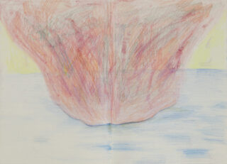 Eine große, abstrakte, rötliche Form, die mit Buntstiften gezeichnet wurde, scheint aus einer blauen, wasserähnlichen Oberfläche mit gelbem Hintergrund aufzusteigen oder sich darin zu spiegeln.