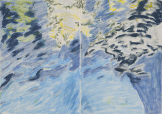 Abstraktes Gemälde einer Winterlandschaft mit blauem und weißem Schnee, dunkelgrünen Bäumen und einer leuchtend gelben Sonne am Himmel, dargestellt in lockeren, ausdrucksstarken Pinselstrichen.