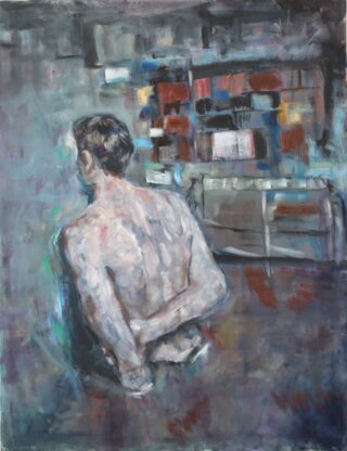 Ein Gemälde einer oberkörperfreien Person mit kurzen Haaren, von hinten gesehen, die in einem verschwommenen, farblich blockierten Raum mit Regalen und abstrakten Formen steht.
