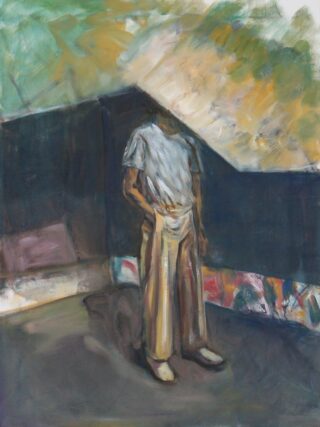 Ein Gemälde einer kopflosen Figur in einem weißen Hemd und beigen Hosen, die neben einer dunklen Wand mit abstrakten Farben und Grün im Hintergrund steht.