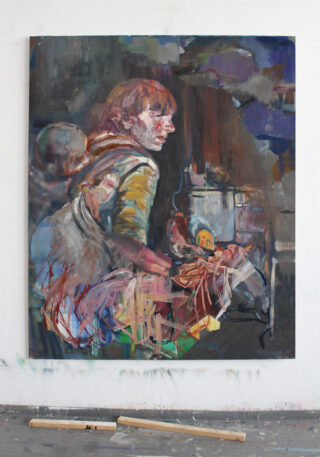 Ein großes Gemälde an einer Wand zeigt eine Person mit heller Haut und rötlichem Haar, umgeben von abstrakten und ausdrucksstarken Pinselstrichen in verschiedenen Farben. Darunter liegen zwei Holzstäbe auf dem Boden.