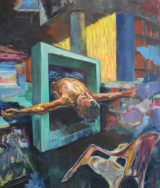 Ein Gemälde zeigt einen Mann mit ausgestreckten Armen, teilweise in einer Schachtel oder einem Rahmen, umgeben von abstrakten, farbenfrohen geometrischen Formen und einem verzerrten Stuhl im Vordergrund.