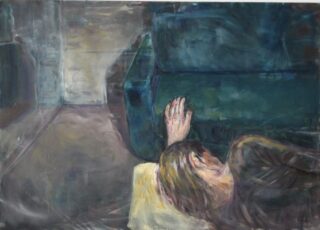 Eine Person liegt auf dem Boden neben einem grünen Sofa. Ihr Kopf liegt auf einem Kissen, eine Hand streckt sich auf das Sofa. Die Szene ist schwach beleuchtet und in gedeckten Farben gehalten.