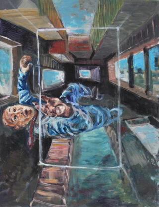 Ein Mann im Anzug schwebt innerhalb einer rechteckigen Silhouette in einem verzerrten, surrealen Korridor mit Fenstern und bunten Deckenpaneelen.