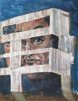 Ein Gemälde eines weißen, blockartigen Gebäudes mit großen, realistischen menschlichen Gesichtern, die vor dem Hintergrund eines blauen Himmels teilweise durch die Öffnungen sichtbar sind.