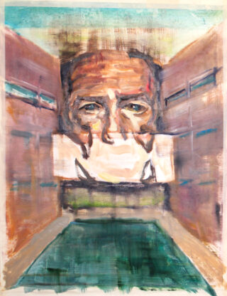 Ein abstraktes Gemälde des maskierten Gesichts eines Mannes dominiert die Mitte, umgeben von verzerrten Wänden und einem grünen Boden, der zu ihm führt und so eine tunnelartige Perspektive erzeugt.