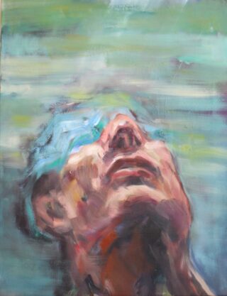 Ein impressionistisches Gemälde des Gesichts einer Person von unten, die mit geschlossenen Augen nach oben blickt, mit kräftigen Pinselstrichen und sanften Grün- und Blautönen im Hintergrund.