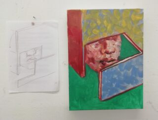 Eine Bleistiftskizze und ein farbenfrohes Gemälde zeigen ein fragmentiertes Gesicht in geometrischen Formen, die nebeneinander an einer weißen Wand angebracht sind.