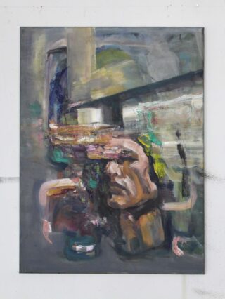 Abstraktes Gemälde eines verzerrten menschlichen Gesichts mit verschwommenen, dynamischen Pinselstrichen in gedämpften Tönen, das Bewegung und einen städtischen oder industriellen Hintergrund suggeriert.