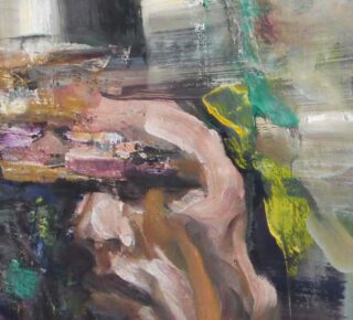 Ein abstraktes Gemälde mit verschwommenen Pinselstrichen in Erdtönen, mit markanten beigefarbenen, grünen, gelben und dunklen Akzenten, die einen strukturierten, vielschichtigen Effekt erzeugen.